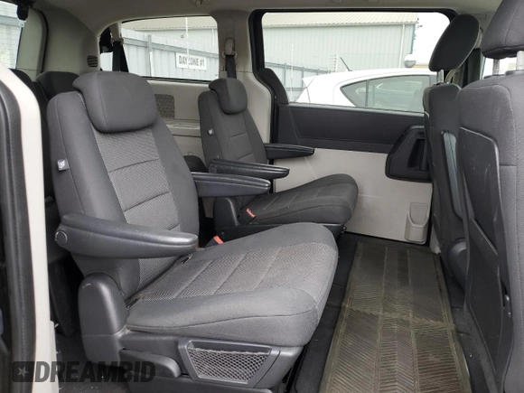 2008 Dodge Grand Caravan SE z VIN 2D8HN44H08R796201, wystawiony jako Copart lot #56981925 z przebiegiem 268 007 mil mil oraz Czysty tytuł • Clean title. Historia ofert i sprzedaży dostępna na DreamBid. Obrazek 11.
