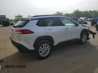 2022 Toyota Corolla Cross LE z VIN 7MUCAAAG0NV034364, wystawiony jako Copart lot #54845725 z przebiegiem 28 200 mil mil oraz Szkody całkowita. Historia ofert i sprzedaży dostępna na DreamBid. Obrazek 3.