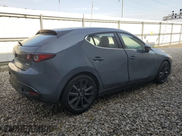 2024 Mazda 3 S Carbon Edition z VIN JM1BPBLM5R1709674, wystawiony jako Copart lot #62645125 z przebiegiem Nie podano mil oraz Nie do naprawy • Non repairable. Historia ofert i sprzedaży dostępna na DreamBid. Obrazek 3.