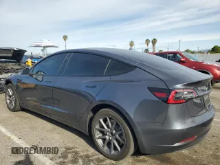 2022 Tesla Model 3 z VIN 5YJ3E1EA1NF337727, wystawiony jako Copart lot #51175655 z przebiegiem 40 551 mil mil oraz Szkoda całkowita • Salvage title. Historia ofert i sprzedaży dostępna na DreamBid. Obrazek 2.