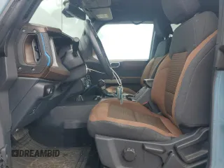 2023 Ford Bronco z VIN 1FMEE5DP9PLB17477, wystawiony jako Copart lot #58829615 z przebiegiem 22 069 mil mil oraz Szkoda całkowita • Salvage title. Historia ofert i sprzedaży dostępna na DreamBid. Obrazek 7.