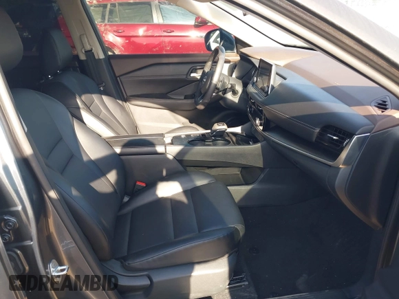 2023 Nissan Rogue SV z VIN 5N1BT3BA8PC674196, wystawiony jako IAAI lot #42009297 z przebiegiem Nie podano mil oraz . Historia ofert i sprzedaży dostępna na DreamBid. Obrazek 5.
