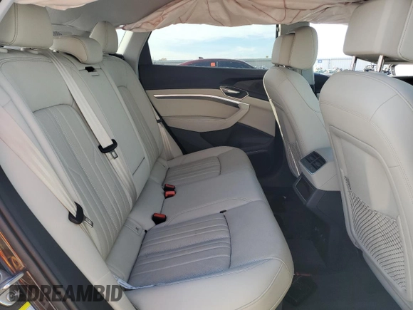 2024 Audi Q8 e-tron Premium Plus z VIN WA15AAGE2RB042305, wystawiony jako Copart lot #83397964 z przebiegiem 15 887 mil mil oraz Szkoda całkowita • Salvage title. Historia ofert i sprzedaży dostępna na DreamBid. Obrazek 10.