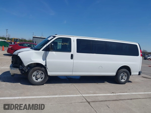 2015 Chevrolet Express Passenger LT z VIN 1GAZG1FGXF1186123, wystawiony jako IAAI lot #42023980 z przebiegiem 74 532 mil mil oraz . Historia ofert i sprzedaży dostępna na DreamBid. Obrazek 15.