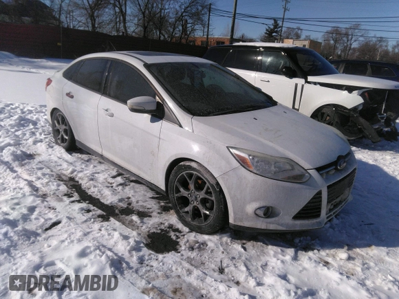 2013 Ford Focus SE z VIN 1FADP3F23DL337201, wystawiony jako IAAI lot #41630163 z przebiegiem 163 979 mil mil oraz . Historia ofert i sprzedaży dostępna na DreamBid. Obrazek 1.