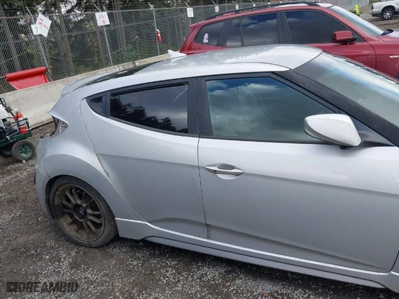 2013 Hyundai Veloster Turbo w/Black Int with VIN KMHTC6AE5DU174898, listed as a IAAI auction lot 41928271 with 119,968 mi miles. Bid and sale history available at carsss.com. Image 14.