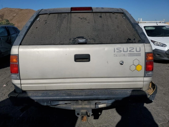 1997 Isuzu Rodeo z VIN 4S2CK58EXV4301951, wystawiony jako Copart lot #67468714 z przebiegiem 234 738 mil mil oraz Czysty tytuł • Clean title. Historia ofert i sprzedaży dostępna na DreamBid. Obrazek 6.