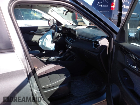 2024 Chevrolet TrailBlazer LT with VIN KL79MRSL4RB043603, listed as a IAAI auction lot 41812948 with 9,509 mi miles and . Bid and sale history available at DreamBid. Image 5.