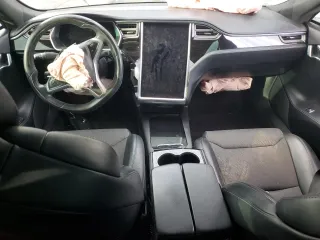 2017 Tesla Model S 60 z VIN 5YJSA1E15HF218686, wystawiony jako Copart lot #44689465 z przebiegiem 101 964 mil mil oraz Szkoda całkowita • Salvage title. Historia ofert i sprzedaży dostępna na DreamBid. Obrazek 8.