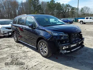 2024 Toyota Sienna XLE z VIN 5TDJRKEC0RS220788, wystawiony jako IAAI lot #41576059 z przebiegiem 5761 mil mil oraz . Historia ofert i sprzedaży dostępna na DreamBid. Obrazek 1.