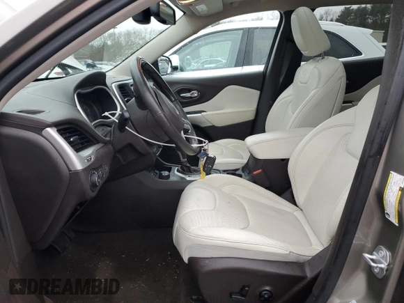 2017 Jeep Cherokee Overland z VIN 1C4PJMJS7HW525455, wystawiony jako Copart lot #84473674 z przebiegiem 83 498 mil mil oraz Szkoda całkowita • Salvage title. Historia ofert i sprzedaży dostępna na DreamBid. Obrazek 7.