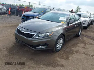 2013 Kia Optima LX z VIN 5XXGM4A7XDG253871, wystawiony jako IAAI lot #42357838 z przebiegiem 122 229 mil mil oraz . Historia ofert i sprzedaży dostępna na DreamBid. Obrazek 2.