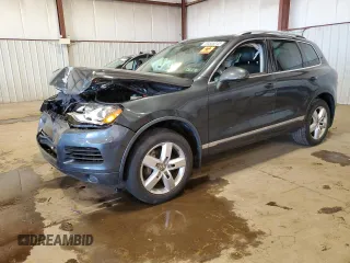 2014 Volkswagen Touareg Lux z VIN WVGEF9BP9ED014963, wystawiony jako Copart lot #50555345 z przebiegiem 153 907 mil mil oraz Szkody całkowita. Historia ofert i sprzedaży dostępna na DreamBid. Obrazek 1.