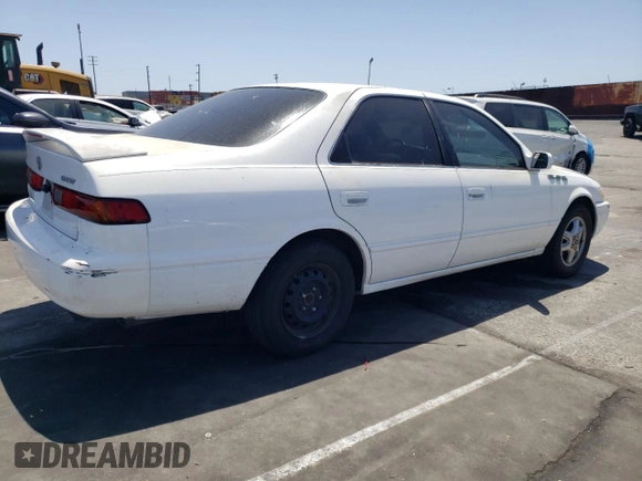 1997 Toyota Camry LE z VIN 4T1BG22K1VU780603, wystawiony jako Copart lot #56991075 z przebiegiem 136 511 mil mil oraz Czysty tytuł • Clean title. Historia ofert i sprzedaży dostępna na DreamBid. Obrazek 3.