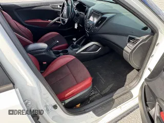 2016 Hyundai Veloster Turbo z VIN KMHTC6AE3GU296034, wystawiony jako Copart lot #59438335 z przebiegiem 121 565 mil mil oraz Czysty tytuł • Clean title. Historia ofert i sprzedaży dostępna na DreamBid. Obrazek 5.