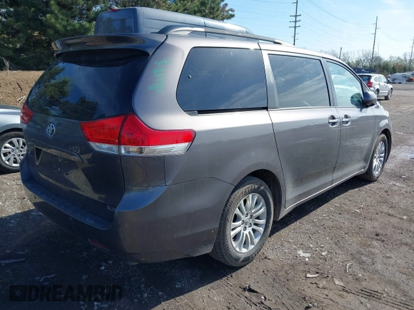 2014 Toyota Sienna XLE z VIN 5TDYK3DC4ES493852, wystawiony jako IAAI lot #42096495 z przebiegiem 145 943 mil mil oraz . Historia ofert i sprzedaży dostępna na DreamBid. Obrazek 4.