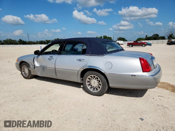 2000 Lincoln Town Car Signature with VIN 1LNHM82W9YY774120, listed as a Copart auction lot 59328725 with 137,910 mi miles and Salvage title. Bid and sale history available at DreamBid. Image 2.