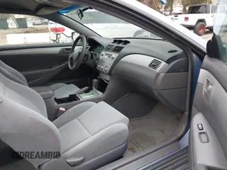 2005 Toyota Solara SE z VIN 4T1CE38PX5U977983, wystawiony jako IAAI lot #42009490 z przebiegiem 312 040 mil mil oraz . Historia ofert i sprzedaży dostępna na DreamBid. Obrazek 5.