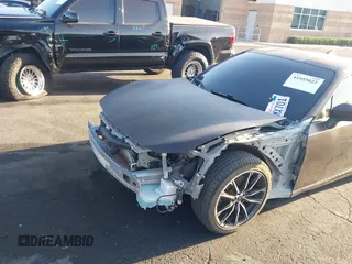 2017 Toyota 86 z VIN JF1ZNAA13H9705460, wystawiony jako IAAI lot #41955022 z przebiegiem 83 218 mil mil oraz . Historia ofert i sprzedaży dostępna na DreamBid. Obrazek 6.