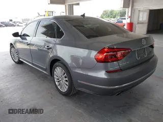 2017 Volkswagen Passat SE z VIN 1VWBT7A32HC031209, wystawiony jako IAAI lot #42445548 z przebiegiem 83 477 mil mil oraz . Historia ofert i sprzedaży dostępna na DreamBid. Obrazek 3.