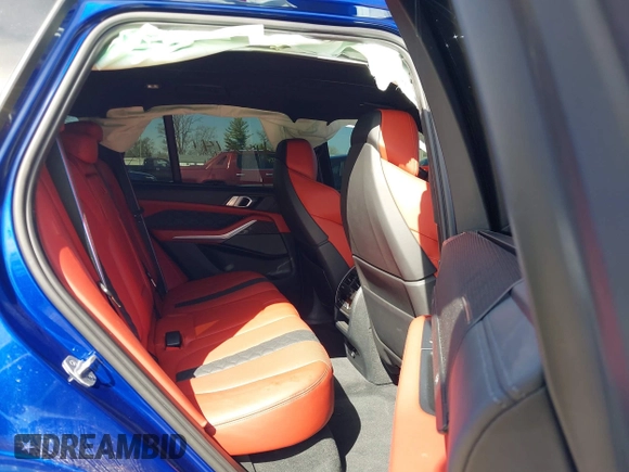 2022 BMW X5 M z VIN 5YMJU0C00N9M64484, wystawiony jako IAAI lot #41825141 z przebiegiem Nie podano mil oraz . Historia ofert i sprzedaży dostępna na DreamBid. Obrazek 8.