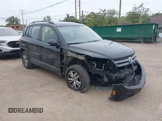 2015 Volkswagen Tiguan R-Line z VIN WVGBV7AX6FW575879, wystawiony jako IAAI lot #42355203 z przebiegiem 104 670 mil mil oraz . Historia ofert i sprzedaży dostępna na DreamBid. Obrazek 1.