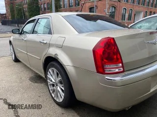 2008 Chrysler 300 C Hemi z VIN 2C3KA63H18H159843, wystawiony jako Copart lot #61594125 z przebiegiem 69 982 mil mil oraz Czysty tytuł • Clean title. Historia ofert i sprzedaży dostępna na DreamBid. Obrazek 3.