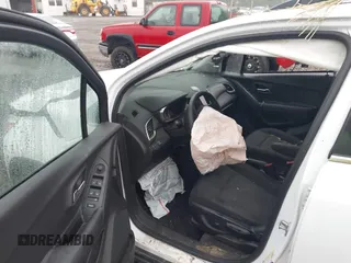 2020 Chevrolet Trax LT with VIN 3GNCJPSB9LL155372, listed as a IAAI auction lot 42357337 with 71,445 mi miles and . Bid and sale history available at DreamBid. Image 5.