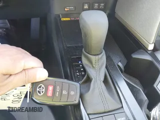 2025 Toyota Camry LE z VIN 4T1DAACK0SU038983, wystawiony jako IAAI lot #42300193 z przebiegiem 8690 mil mil oraz . Historia ofert i sprzedaży dostępna na DreamBid. Obrazek 11.