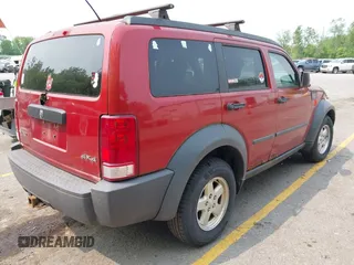 2007 Dodge Nitro SXT z VIN 1D8GU28KX7W555437, wystawiony jako IAAI lot #42412370 z przebiegiem 187 101 mil mil oraz . Historia ofert i sprzedaży dostępna na DreamBid. Obrazek 4.
