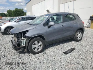 2020 Chevrolet Trax LS z VIN 3GNCJKSB9LL158405, wystawiony jako Copart lot #52347935 z przebiegiem 90 344 mil mil oraz Szkody całkowita. Historia ofert i sprzedaży dostępna na DreamBid. Obrazek 1.