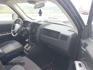 2008 Jeep Patriot Sport z VIN 1J8FF28W98D798783, wystawiony jako IAAI lot #42289785 z przebiegiem 116 453 mil mil oraz . Historia ofert i sprzedaży dostępna na DreamBid. Obrazek 5.