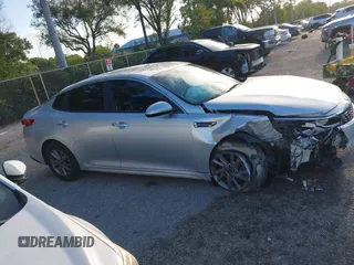 2020 Kia Optima SE z VIN 5XXGT4L33LG438808, wystawiony jako IAAI lot #41901977 z przebiegiem 111 126 mil mil oraz . Historia ofert i sprzedaży dostępna na DreamBid. Obrazek 12.