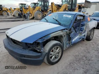 2008 Ford Mustang Deluxe z VIN 1ZVHT80N985132853, wystawiony jako Copart lot #46441935 z przebiegiem Nie podano mil oraz Szkoda całkowita • Salvage title. Historia ofert i sprzedaży dostępna na DreamBid. Obrazek 1.