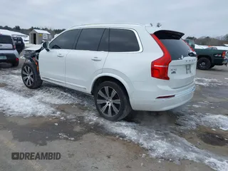 2023 Volvo XC90 Plus z VIN YV4H600N2P1952562, wystawiony jako IAAI lot #41597675 z przebiegiem 18 232 mil mil oraz . Historia ofert i sprzedaży dostępna na DreamBid. Obrazek 3.