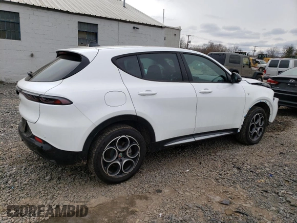 2024 Alfa Romeo Tonale Ti z VIN ZASPATCW2R3050296, wystawiony jako Copart lot #46153295 z przebiegiem 7 440 mil mil oraz Szkoda całkowita • Salvage title. Historia ofert i sprzedaży dostępna na DreamBid. Obrazek 3.
