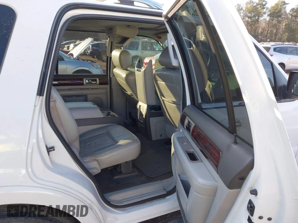 2005 Lincoln Navigator Luxury with VIN 5LMFU28575LJ14098, listed as a IAAI auction lot 41385570 with 244,580 mi miles. Bid and sale history available at carsss.com. Image 8.