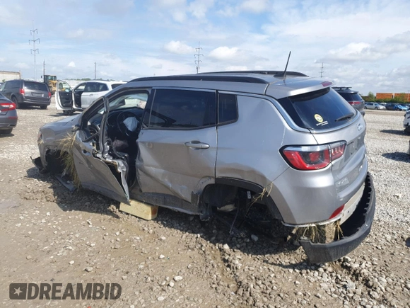 2019 Jeep Compass Latitude z VIN 3C4NJDBB4KT641523, wystawiony jako Copart lot #56635905 z przebiegiem Nie podano mil oraz Szkoda całkowita • Salvage title. Historia ofert i sprzedaży dostępna na DreamBid. Obrazek 2.