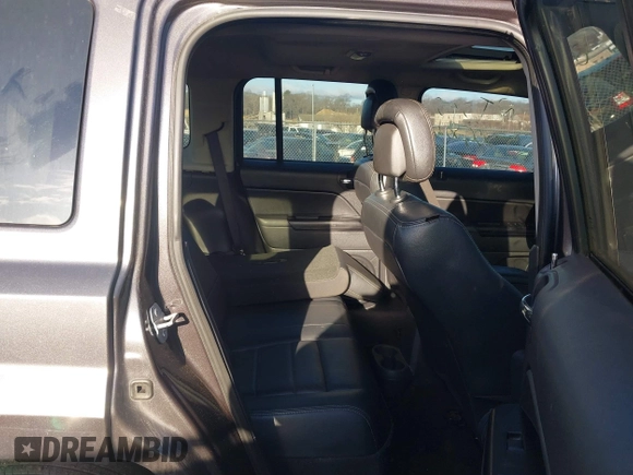 2016 Jeep Patriot Latitude with VIN 1C4NJRFB9GD627671, listed as a IAAI auction lot 41858695 with 999,999 mi miles. Bid and sale history available at carsss.com. Image 8.