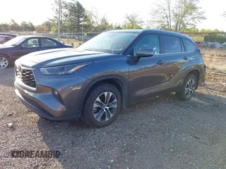 2024 Toyota Highlander LE z VIN 5TDKDRAH0RS528587, wystawiony jako IAAI lot #42002196 z przebiegiem 9 363 mil mil oraz . Historia ofert i sprzedaży dostępna na DreamBid. Obrazek 2.