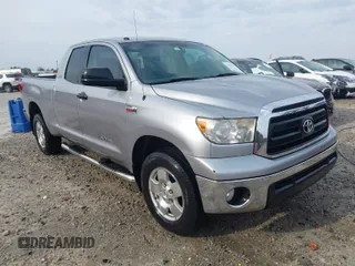 2010 Toyota Tundra z VIN 5TFUW5F14AX145662, wystawiony jako IAAI lot #41792711 z przebiegiem 241 445 mil mil oraz . Historia ofert i sprzedaży dostępna na DreamBid. Obrazek 1.