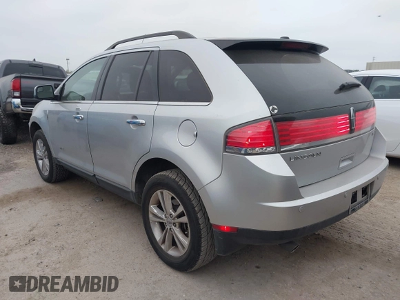 2010 Lincoln MKX z VIN 2LMDJ6JC1ABJ32601, wystawiony jako IAAI lot #42220437 z przebiegiem 98 946 mil mil oraz . Historia ofert i sprzedaży dostępna na DreamBid. Obrazek 3.