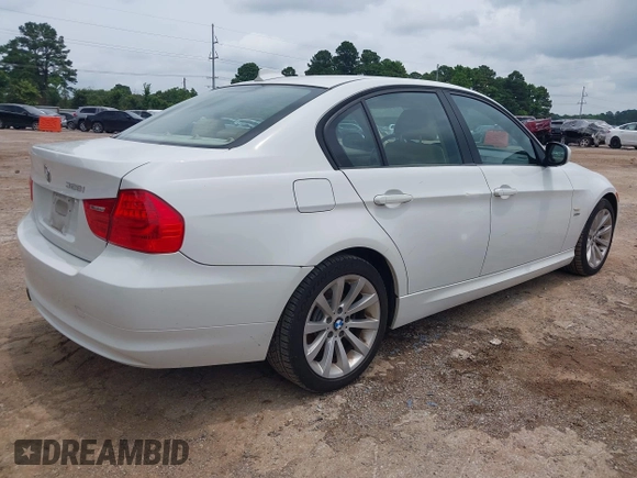 2011 BMW 3 Series 328i xDrive z VIN WBAPK5G54BNN27937, wystawiony jako IAAI lot #42446717 z przebiegiem 102 256 mil mil oraz . Historia ofert i sprzedaży dostępna na DreamBid. Obrazek 4.
