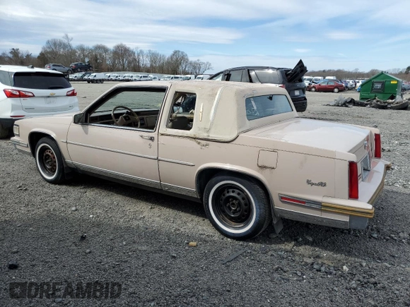 1988 Cadillac DeVille z VIN 1G6CD1153J4241498, wystawiony jako Copart lot #50236495 z przebiegiem 76 745 mil mil oraz Czysty tytuł • Clean title. Historia ofert i sprzedaży dostępna na DreamBid. Obrazek 2.