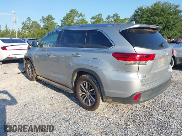 2018 Toyota Highlander SE with VIN 5TDKZRFH7JS531369, listed as a IAAI auction lot 42671645 with 130,222 mi miles and . Bid and sale history available at DreamBid. Image 3.
