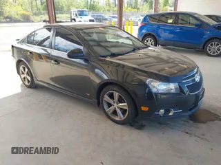 2014 Chevrolet Cruze 2LT z VIN 1G1PE5SB6E7260163, wystawiony jako IAAI lot #42182669 z przebiegiem 154 429 mil mil oraz . Historia ofert i sprzedaży dostępna na DreamBid. Obrazek 1.