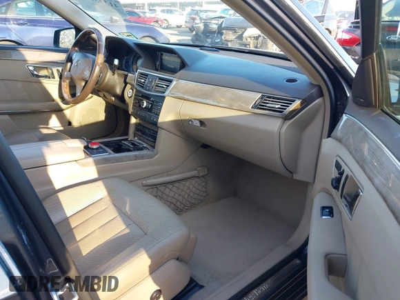 2010 Mercedes-Benz E-Class E 550 Luxury with VIN WDDHF9AB4AA207739, listed as a IAAI auction lot 41343070 with 71,390 mi miles. Bid and sale history available at carsss.com. Image 5.