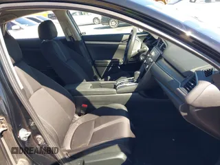 2020 Honda Civic LX z VIN 19XFC2F6XLE212683, wystawiony jako IAAI lot #41745743 z przebiegiem 81 553 mil mil oraz . Historia ofert i sprzedaży dostępna na DreamBid. Obrazek 5.