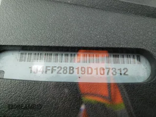 2009 Jeep Patriot Sport z VIN 1J4FF28B19D107312, wystawiony jako Copart lot #52885605 z przebiegiem 149 985 mil mil oraz Nie do naprawy • Non repairable. Historia ofert i sprzedaży dostępna na DreamBid. Obrazek 13.
