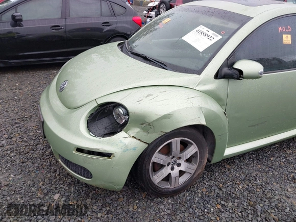 2006 Volkswagen New Beetle Coupe with VIN 3VWRW31C06M402944, listed as a IAAI auction lot 41858922 with 97,518 mi miles. Bid and sale history available at carsss.com. Image 6.